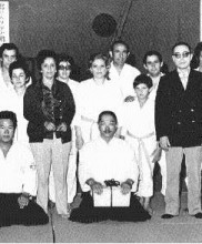 Primeiro estágio de Aikido dirigido pelo Mestre Hirokazu Kobayashi, Academia de Budo, 1972 Em pé, o Dr. Pires Martins e o Mestre Leopoldo Ferreira Sentados, o Mestre Honda e o Mestre Kobayashi