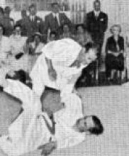2 – Demonstração de Judo pelos Mestres Correia Pereira e Sebastião Durão perante altas individualidades japonesas e portuguesas, Academia de Judo, Rua de S. Paulo