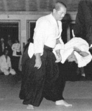 Demonstração de Aikido pelos Mestres Hirokazu Kobayashi e Honda Doshu Academia de Budo, 1972