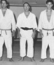 O Dr. Pires Martins com dois alunos, na Academia de Budo, em 1965: Mestres Raul Cerveira e Manuel Ceia