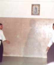 1 – Primeira cerimónia evocativa da figura do Mestre Correia Pereira, no primeiro aniversário do seu falecimento, Dezembro de 1983 Demonstração de Aikido por João Luís e José Araújo