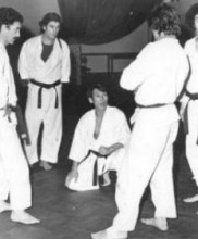 Mestre Murakami rodeado por alunos, Queluz, 1977 Da esquerda para a direita: Mestres Raul Cerveira, Mário Rebola, Manuel Ceia, Tetsuji Murakami, António Lima, Alexandre Gueifão