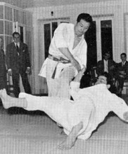 Mestre Masaami Shirooka aplicando De Ashi Harai